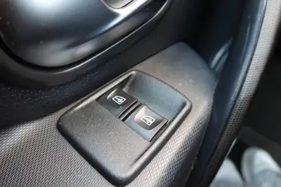 Dacia Sandero TCe 90 Stepway — Citadine robuste, équipée GPS et caméra, 8 roues incluses — Miniatur 20