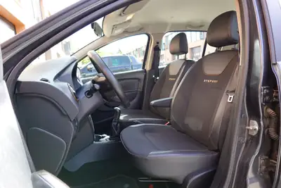 Dacia Sandero TCe 90 Stepway — Citadine robuste, équipée GPS et caméra, 8 roues incluses — Miniatur 21