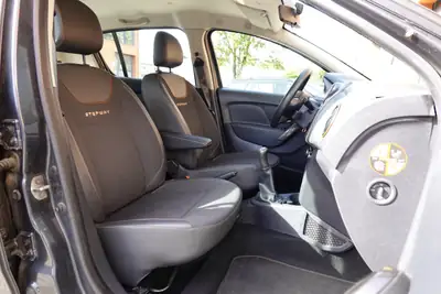 Dacia Sandero TCe 90 Stepway — Citadine robuste, équipée GPS et caméra, 8 roues incluses — Miniatur 22