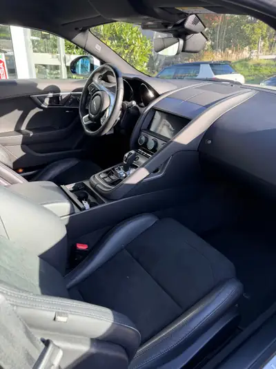 Jaguar F-Type Coupé 2.0 I4 — Sportive Britannique Élégante, 59 500 km — interior