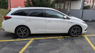 Toyota Auris 1.8 HSD Trend — Monospace hybride économe, sans accident — Außenansicht