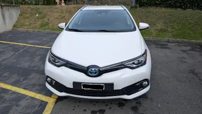 Toyota Auris 1.8 HSD Trend — Monospace hybride économe, sans accident — Heckansicht