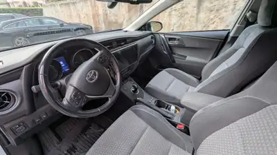Toyota Auris 1.8 HSD Trend — Monospace hybride économe, sans accident — Innenraum
