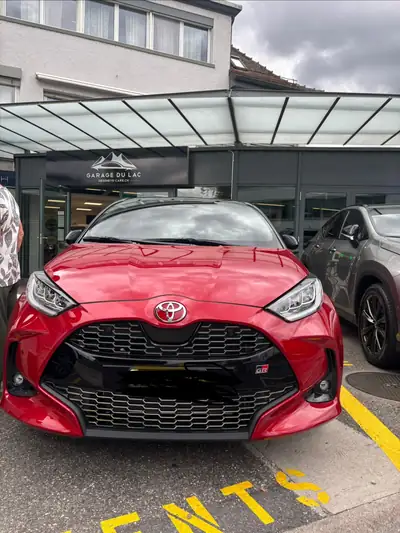 Toyota Yaris 1.5 Hybride GR Sport 2025 — Citadine sportive, pneus hiver inclus — exterior view