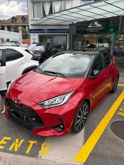 Toyota Yaris 1.5 Hybride GR Sport 2025 — Citadine sportive, pneus hiver inclus — side view