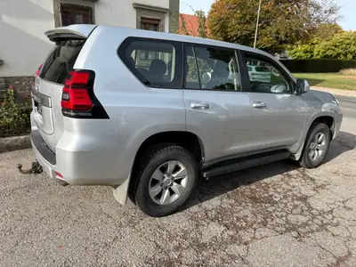 Toyota Land Cruiser 2.8 D 177 Comfort — SUV robuste, faible kilométrage, sans accident — Heckansicht