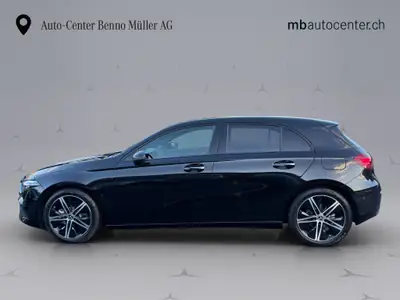 Mercedes-Benz Classe A 200 Night Star — Berline compacte hybride légère, 20 km seulement — côté