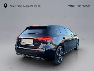 Mercedes-Benz Classe A 200 Night Star — Berline compacte hybride légère, 20 km seulement — tableau de bord