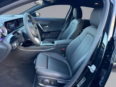 Mercedes-Benz Classe A 200 Night Star — Berline compacte hybride légère, 20 km seulement — Miniature 9