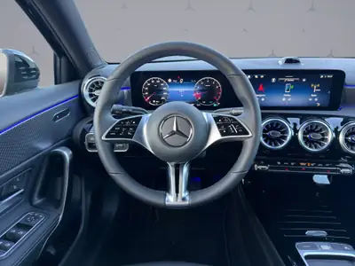 Mercedes-Benz Classe A 200 Night Star — Berline compacte hybride légère, 20 km seulement — Miniature 12