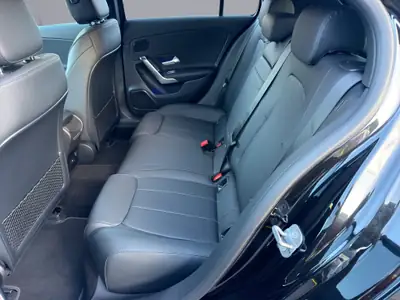 Mercedes-Benz Classe A 200 Night Star — Berline compacte hybride légère, 20 km seulement — Miniature 10