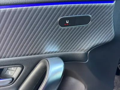 Mercedes-Benz Classe A 200 Night Star — Berline compacte hybride légère, 20 km seulement — Miniature 11