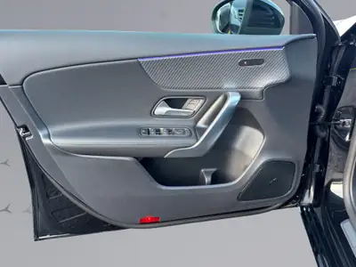 Mercedes-Benz Classe A 200 Night Star — Berline compacte hybride légère, 20 km seulement — Miniature 15