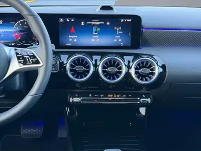 Mercedes-Benz Classe A 200 Night Star — Berline compacte hybride légère, 20 km seulement — Miniature 14