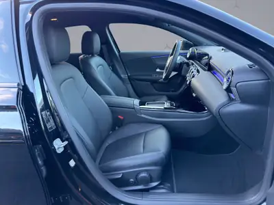 Mercedes-Benz Classe A 200 Night Star — Berline compacte hybride légère, 20 km seulement — Miniature 16