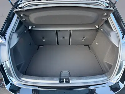 Mercedes-Benz Classe A 200 Night Star — Berline compacte hybride légère, 20 km seulement — Miniature 18