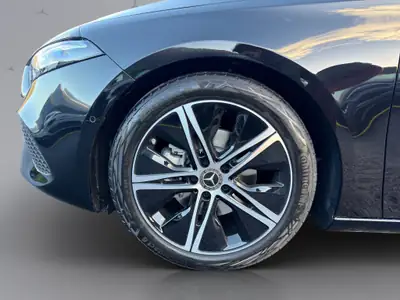 Mercedes-Benz Classe A 200 Night Star — Berline compacte hybride légère, 20 km seulement — Miniature 21
