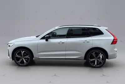 Volvo XC60 2.0 B4 MH Ultimate Dark AWD — SUV hybride diesel, traction intégrale et service premium inclus — Heckansicht