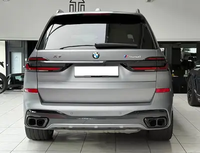 BMW X7 xDrive 48V M60i — SUV 7 places premium, 530 ch et technologie hybride — rear view