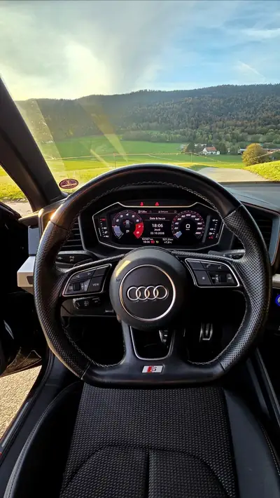 Audi A1 Sportback 30 TFSI S line — Citadine dynamique, boîte auto, sans sinistre — fianco