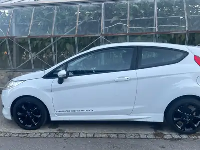 Ford Fiesta 1.6 16V Sport — Citadine dynamique, essence économique et fiable — side view