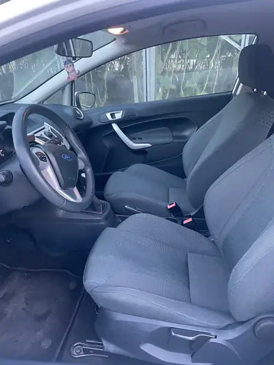 Ford Fiesta 1.6 16V Sport — Citadine dynamique, essence économique et fiable — interior