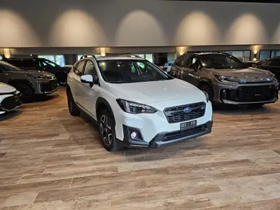 Subaru XV 2.0 Luxury AWD — SUV polyvalent avec attelage et toit panoramique — dashboard