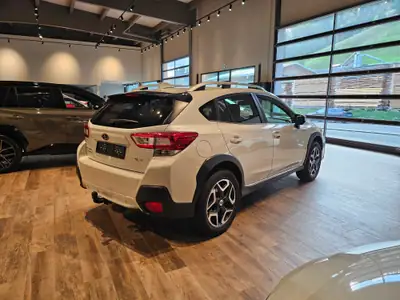 Subaru XV 2.0 Luxury AWD — SUV polyvalent avec attelage et toit panoramique — Thumbnail 9