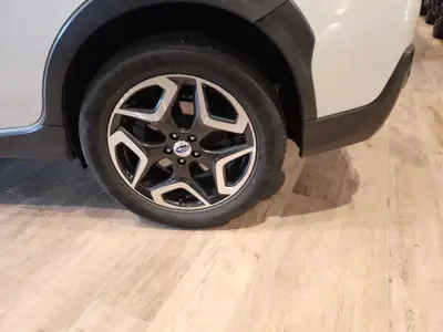 Subaru XV 2.0 Luxury AWD — SUV polyvalent avec attelage et toit panoramique — Thumbnail 17
