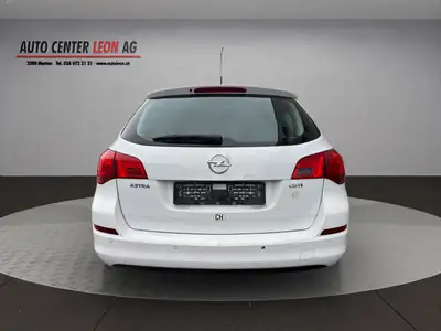 Opel Astra SportsTourer 1.7 CDTi — Familiale diesel fiable, entretien complet, attelage inclus — tableau de bord