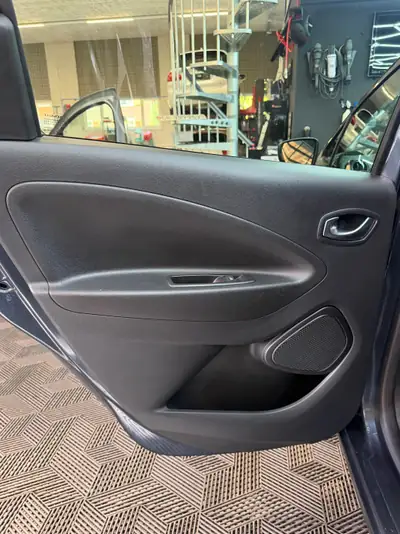 Renault ZOE Intens R135 — Citadine électrique compacte, batterie incluse et entretien récent — Thumbnail 15