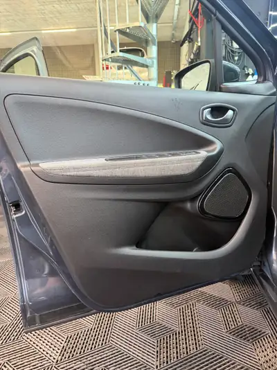 Renault ZOE Intens R135 — Citadine électrique compacte, batterie incluse et entretien récent — Thumbnail 14