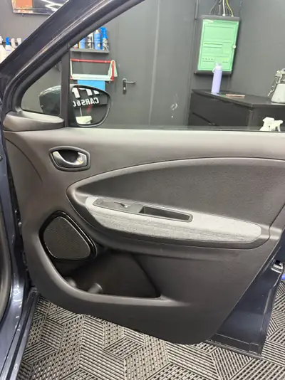 Renault ZOE Intens R135 — Citadine électrique compacte, batterie incluse et entretien récent — Thumbnail 16