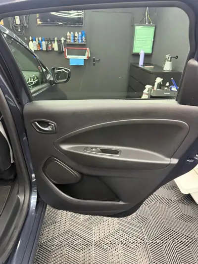 Renault ZOE Intens R135 — Citadine électrique compacte, batterie incluse et entretien récent — Thumbnail 17