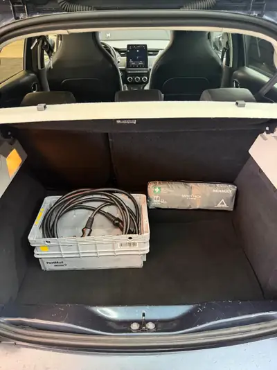 Renault ZOE Intens R135 — Citadine électrique compacte, batterie incluse et entretien récent — Thumbnail 18