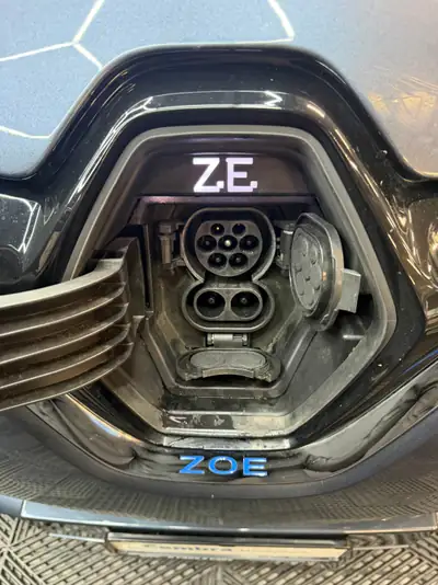 Renault ZOE Intens R135 — Citadine électrique compacte, batterie incluse et entretien récent — Thumbnail 19