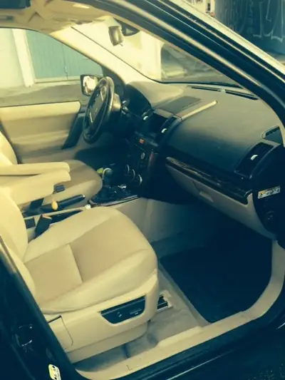 Land Rover Freelander 2.2 TD4 SE — SUV compact diesel fiable, 124 500 km, vert métallisé — Heckansicht