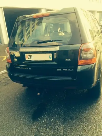 Land Rover Freelander 2.2 TD4 SE — SUV compact diesel fiable, 124 500 km, vert métallisé — Innenraum