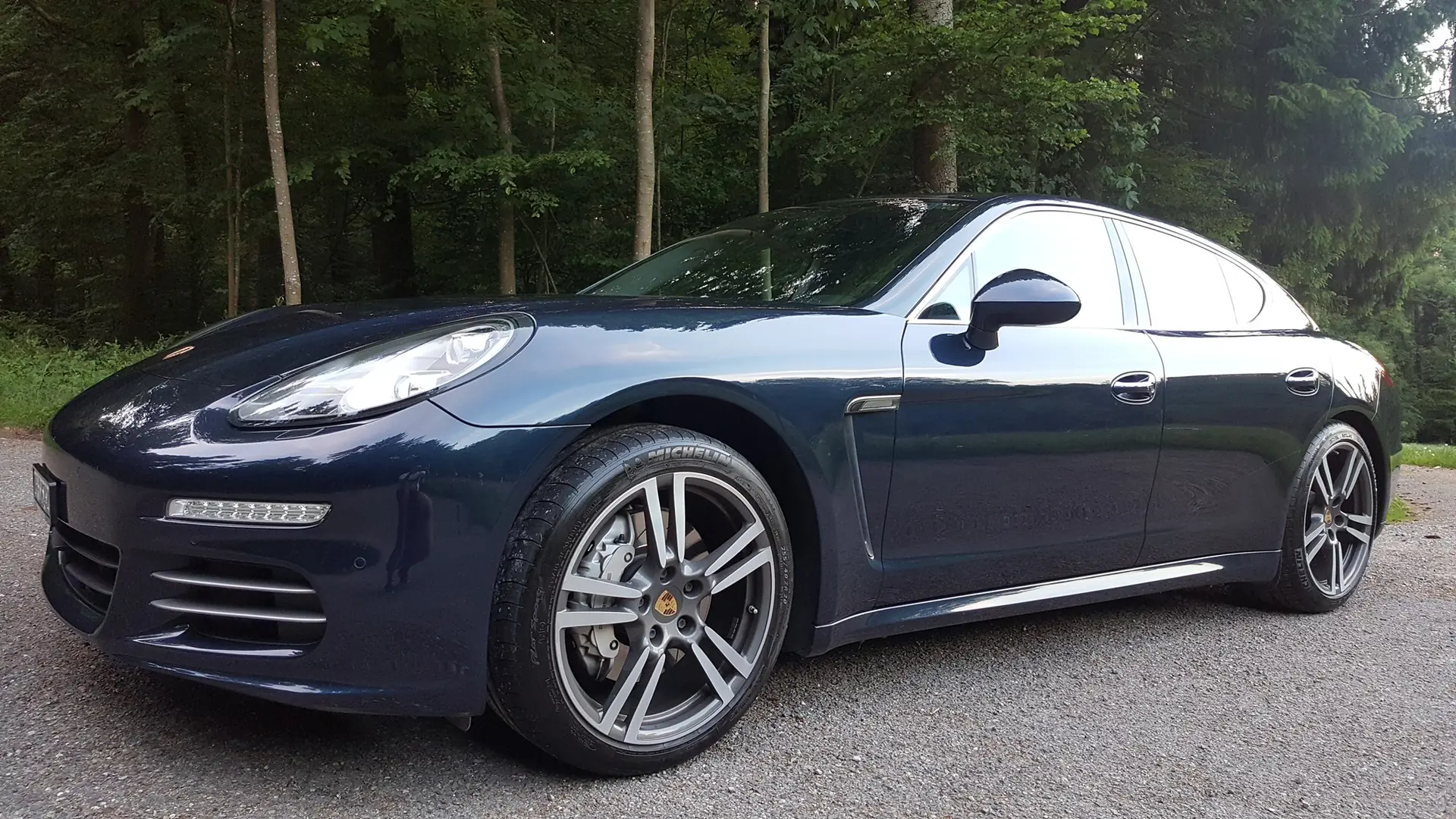 Porsche Panamera 4S 3.0 PDK — Berline sportive élégante, transmission intégrale, 180'000 km — vue extérieure