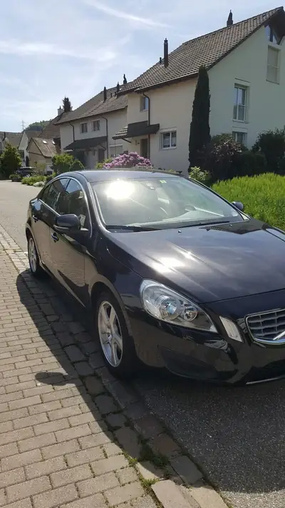 Volvo S60 D5 Momentum AWD — Berline premium diesel, 86 000 km seulement — vue extérieure