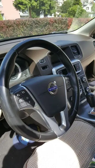 Volvo S60 D5 Momentum AWD — Berline premium diesel, 86 000 km seulement — tableau de bord