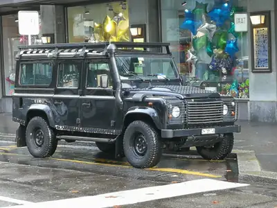 Land Rover Defender 110 SW — 7 places, turbo neuf, prêt à l'aventure — rear view
