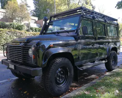 Land Rover Defender 110 SW — 7 places, turbo neuf, prêt à l'aventure — side view