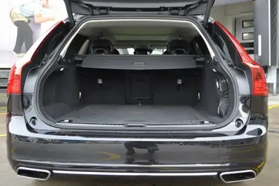 Volvo V90 D5 AWD Inscription — Break premium sans compromis, 48 000 km seulement — Heckansicht
