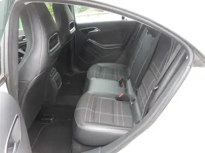Mercedes-Benz CLA 180 AMG Line — Élégance berline compacte, moteur fiable et consommation maîtrisée — Heckansicht