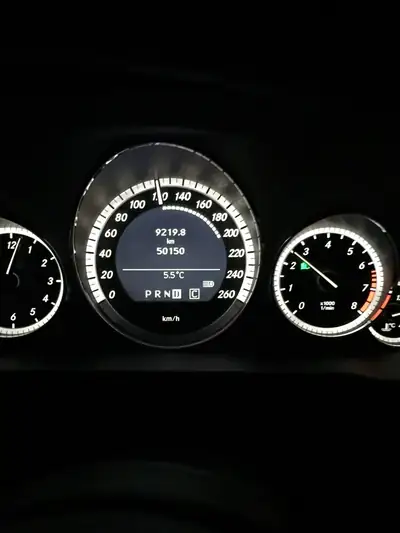 Mercedes-Benz E 200 Cabriolet — Élégance décapotable, 58 000 km seulement — intérieur