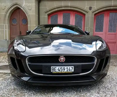 Jaguar F-Type Coupé 3.0 V6 Superchargé — Sportive britannique affûtée, 35 000 km — fianco