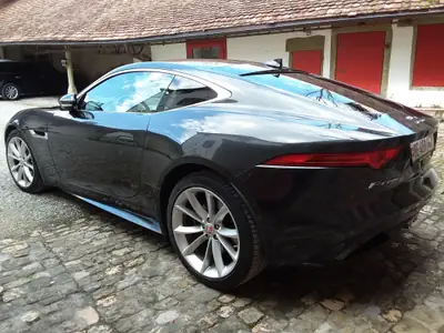 Jaguar F-Type Coupé 3.0 V6 Superchargé — Sportive britannique affûtée, 35 000 km — interni