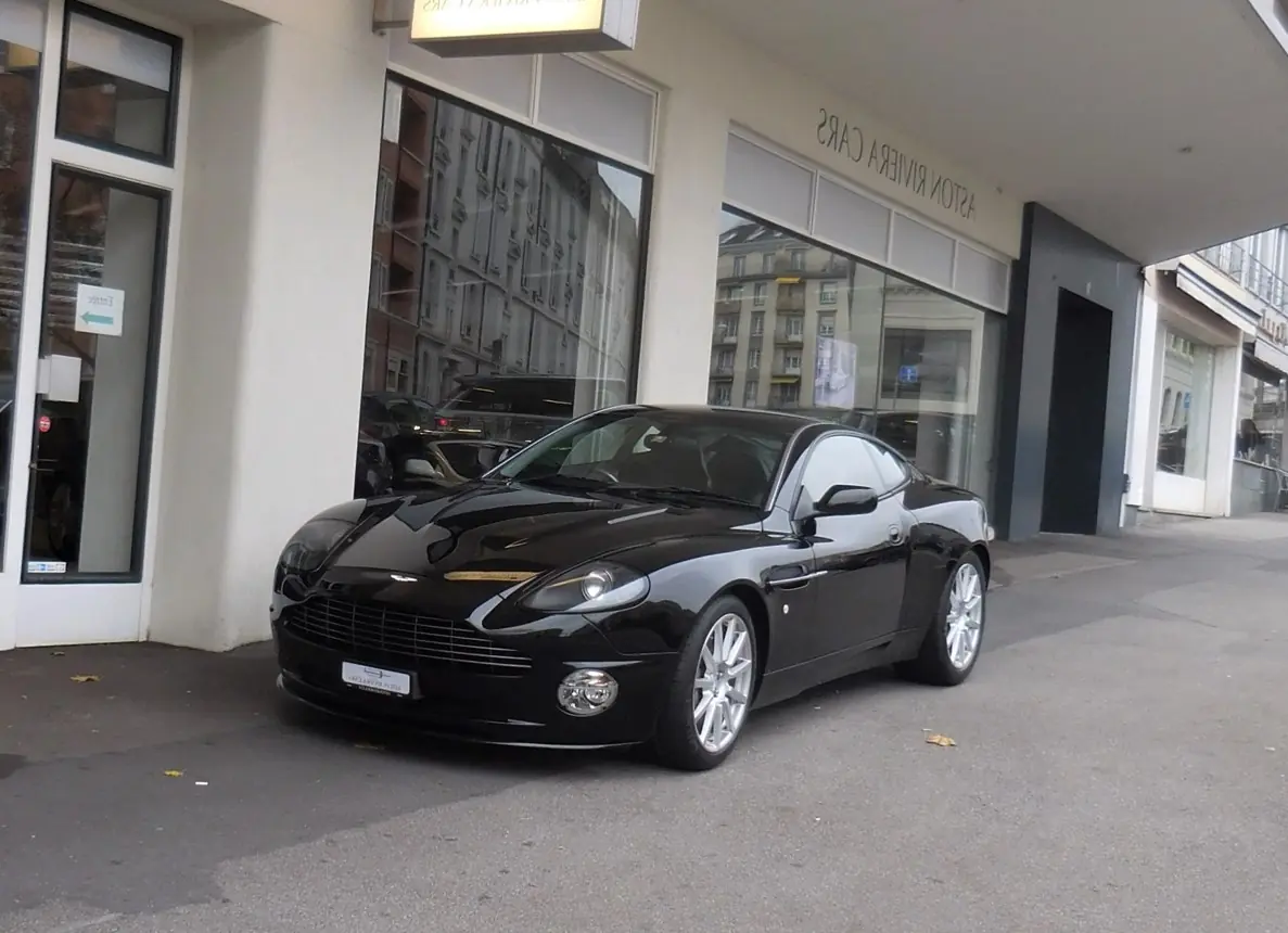 Aston Martin V12 Vanquish S — Coupé sport britannique légendaire, 23'000 km seulement