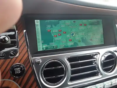 Rolls-Royce Wraith 6.6 V12 Sondermodell « Inspired by Film » — Coupé de prestige CH, 15'000 km — Miniatura 13